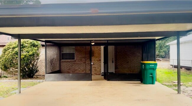 Building Photo - 265 Harding Rd