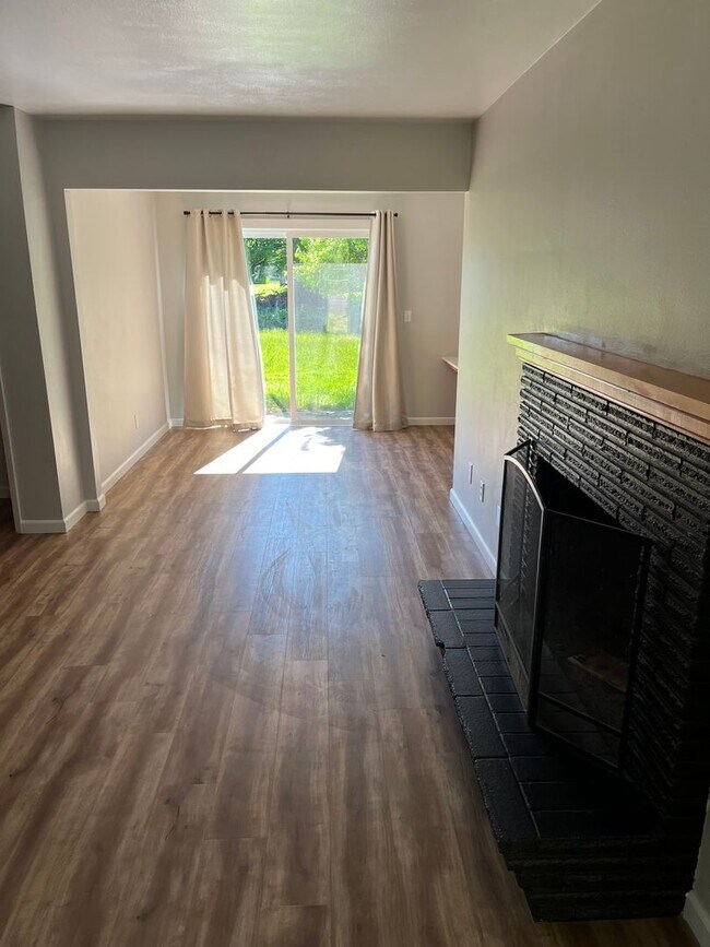 Building Photo - Newly remodeled 2 bedroom 1 bath duples