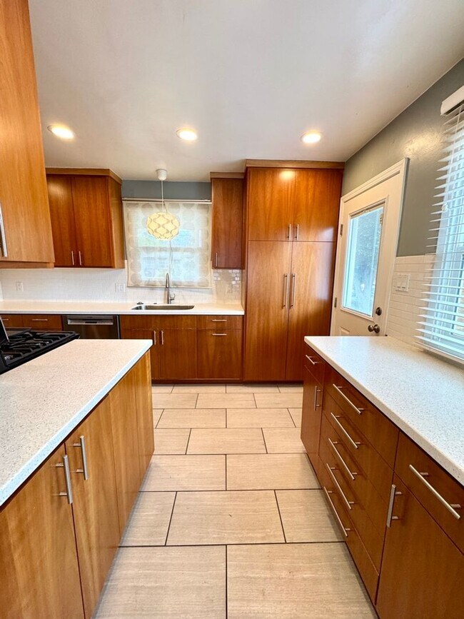 Building Photo - Fabulous 3 bedroom 1 bathroom updated home