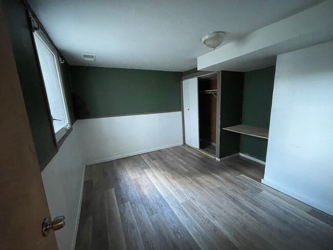 Building Photo - Huge 6 Bed with 2 Bonus Rooms for Den/Offi...