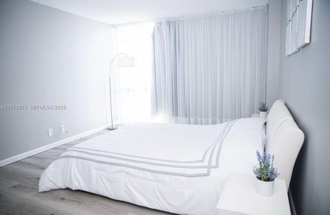 Building Photo - 3101 N Country Club Dr