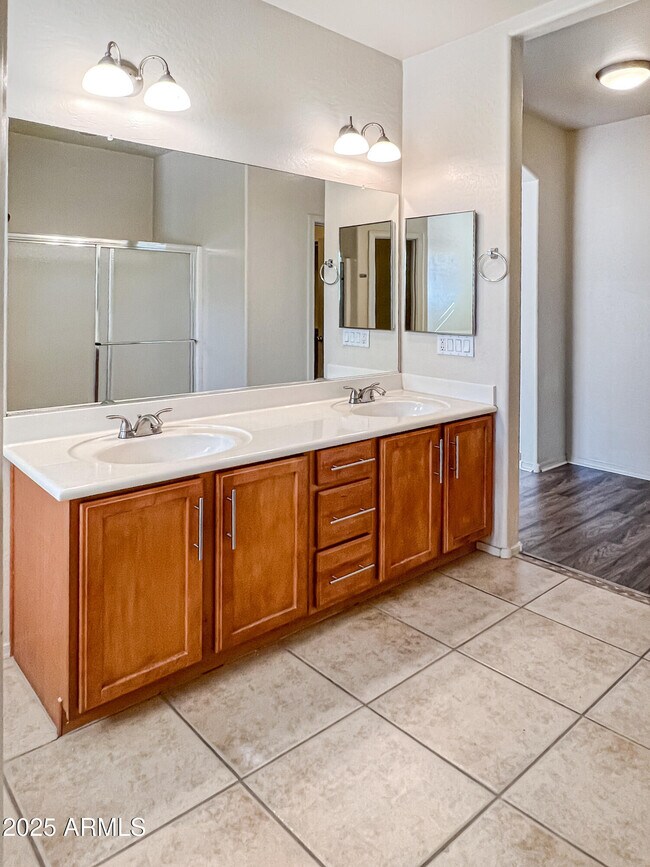 Building Photo - 1015 S Val Vista Dr