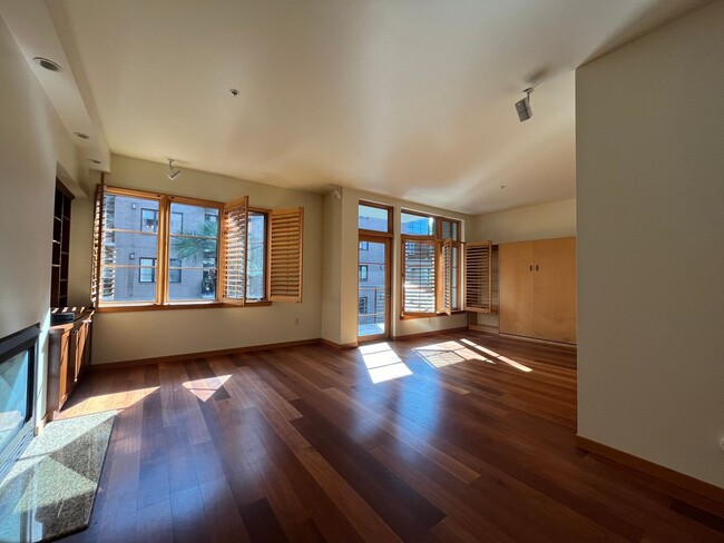 Building Photo - 1 Bed/1 Bathroom Condo in Pearl district ~...