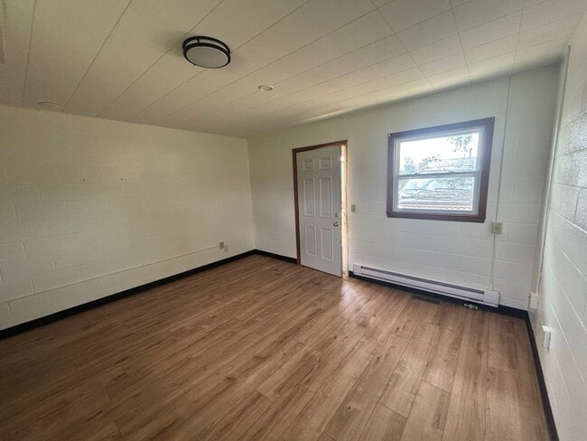 Building Photo - 913 S Main St