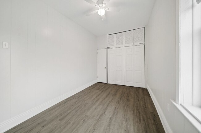 Building Photo - 2556 S Albany Ave