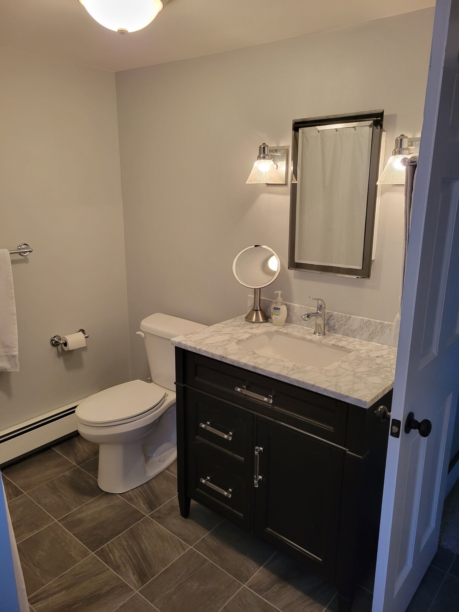 Full Bathroom - 106 Granite St