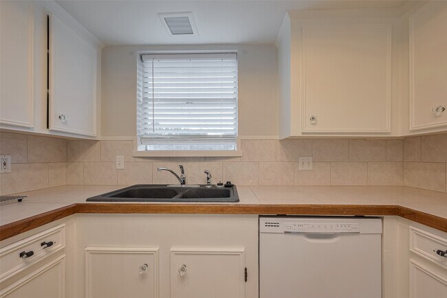 Building Photo - 605 Sorrento Dr