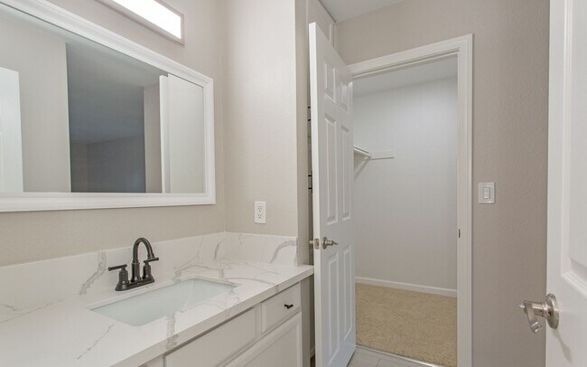 Building Photo - Lovely upstairs 2 bedroom Condo with Modern upgrades in Oceanside