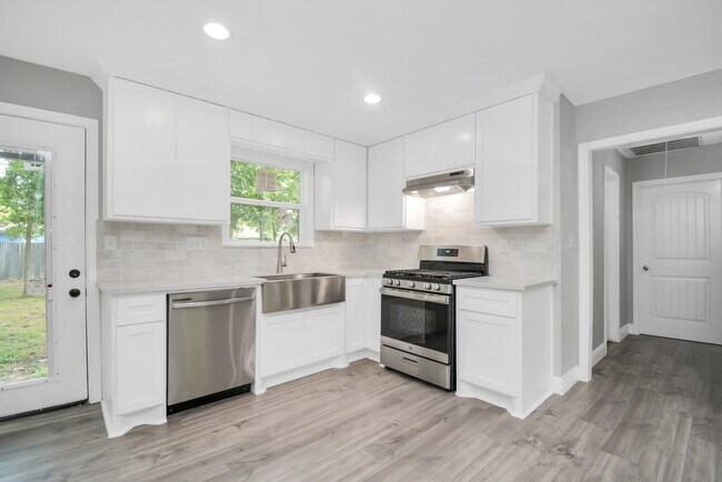 Building Photo - 2707 Mc Nay Dr