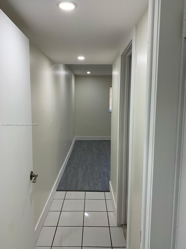 Building Photo - 1555 W 44th Pl