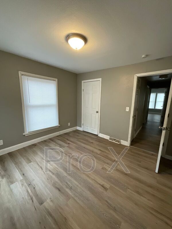 Building Photo - 502 W 9th St