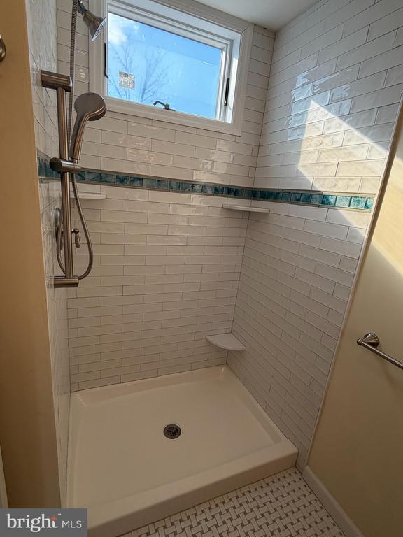 Building Photo - 15 W Floral Ave