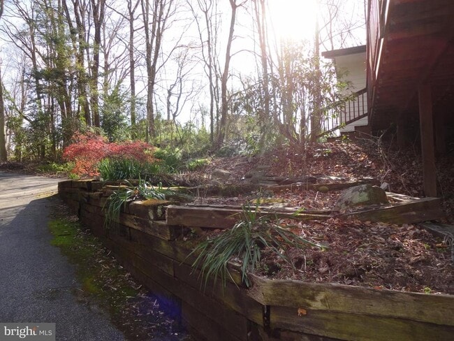 Building Photo - 814 Rustic Ln