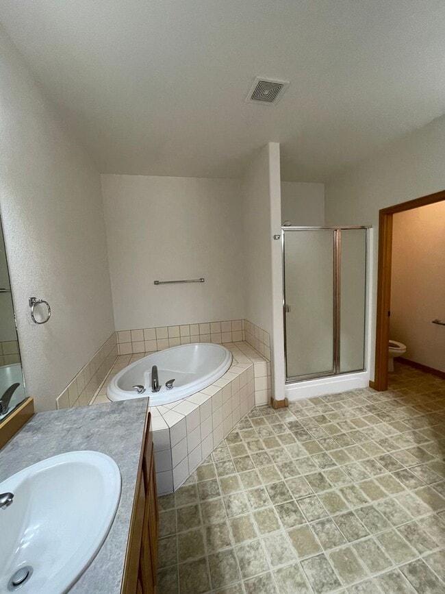 Building Photo - Spacious 3-Bed Home with Private Baths, Ow...