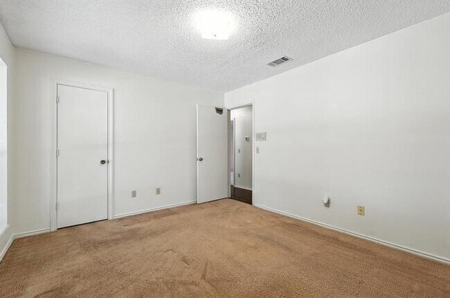 Building Photo - 1506 N Valley Pkwy