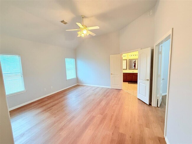 Building Photo - 2212 Highland Crossing Dr