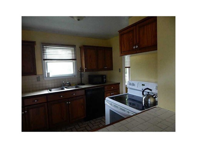 Building Photo - 1785 W Main Rd