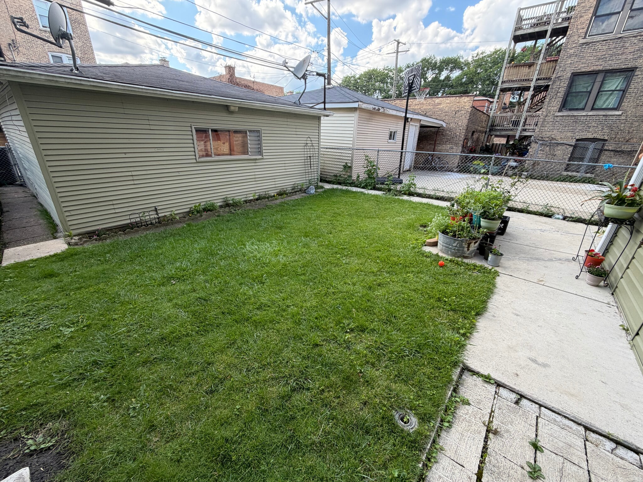 Building Photo - 6158 N Hoyne Ave