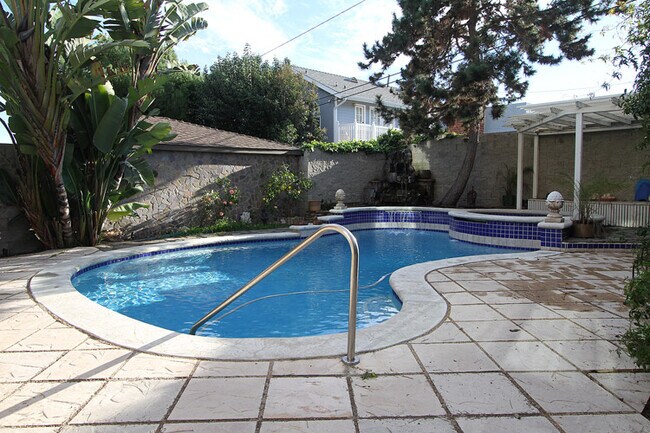 Building Photo - 5970 W 79th St