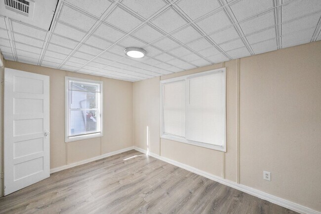 Building Photo - Cute St Pete Bungalow 3/1