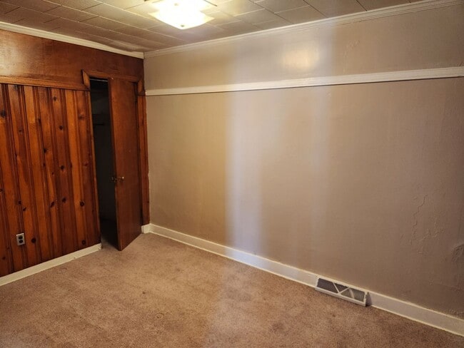 Building Photo - Conveniently Located One Bedroom Apartment...