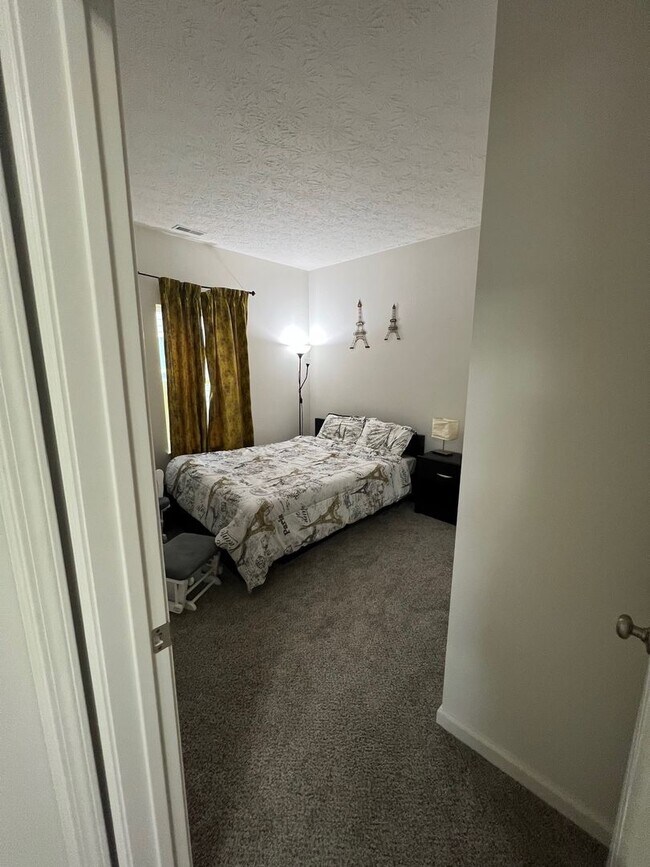 Building Photo - Updated 3 Bedroom