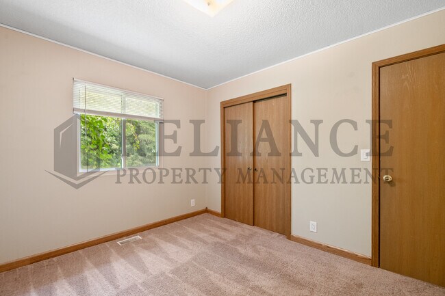 Building Photo - 2014 N Pine Grove St