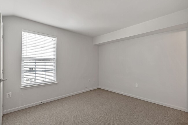 Building Photo - Luxurious 2 Level 2 Bedroom + Den 3 Bathro...