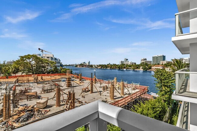 Building Photo - 9901 E Bay Harbor Dr
