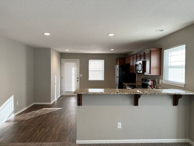 Building Photo - 502 SE Maple Dr