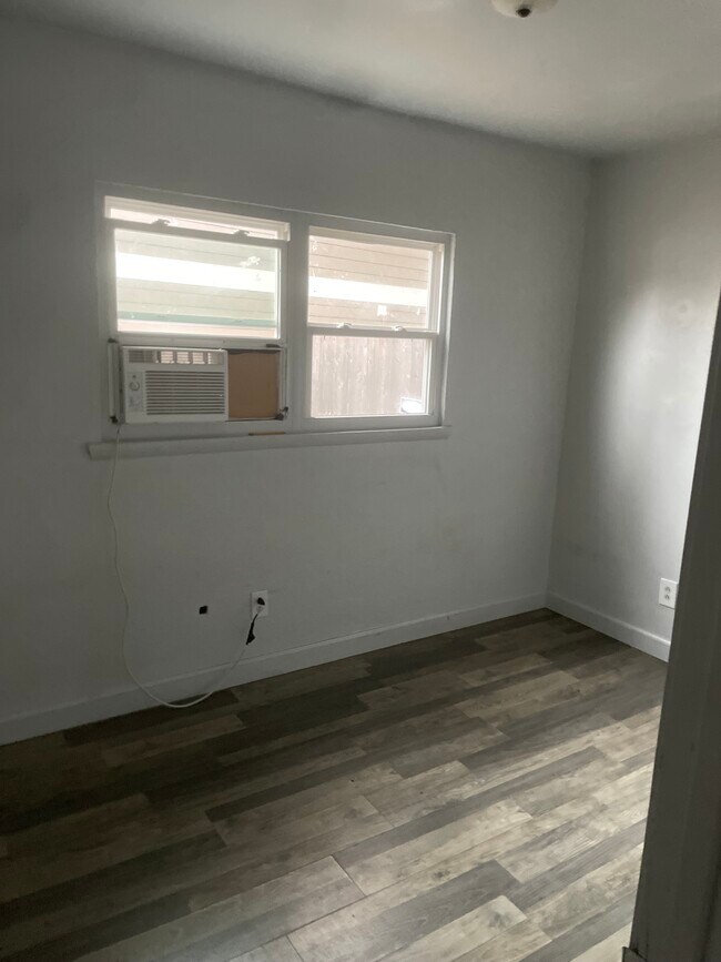 Building Photo - 113 W Ash St