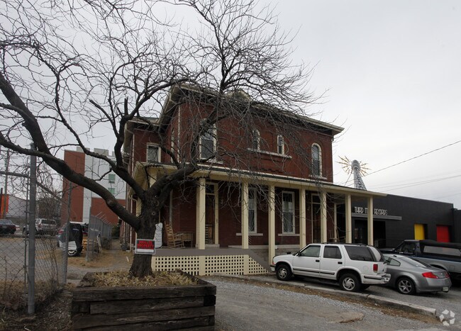 Building Photo - 625 7th Ave S