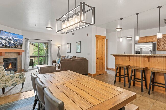 Building Photo - Stunning Furnished Park City Condo