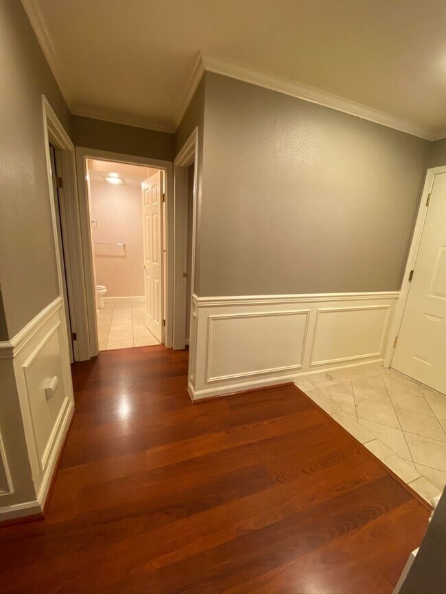 Building Photo - Desired Location in Kirkland - 2 Bedroom 2...