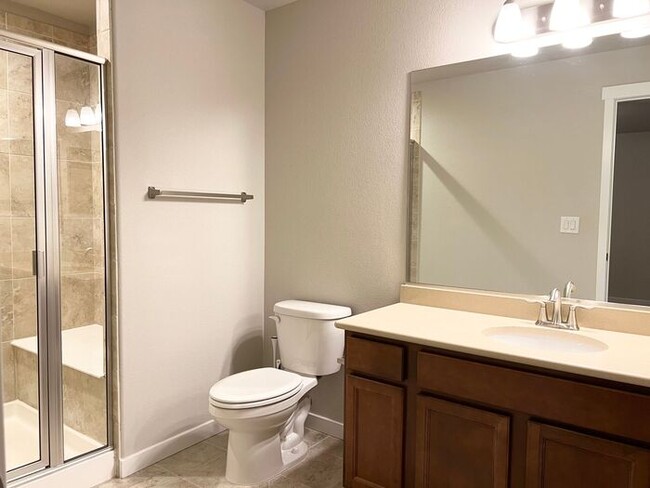 Building Photo - 5 Bedroom/4 Bathroom Ranch Style Home Loca...
