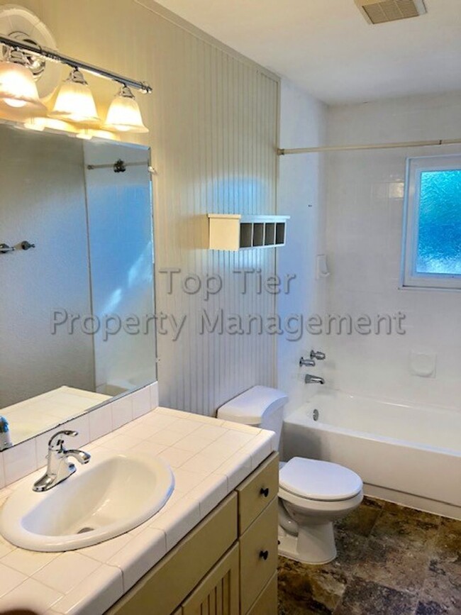 Building Photo - 3 Bd/2 Ba (plus office), 1496 sf ranch-sty...
