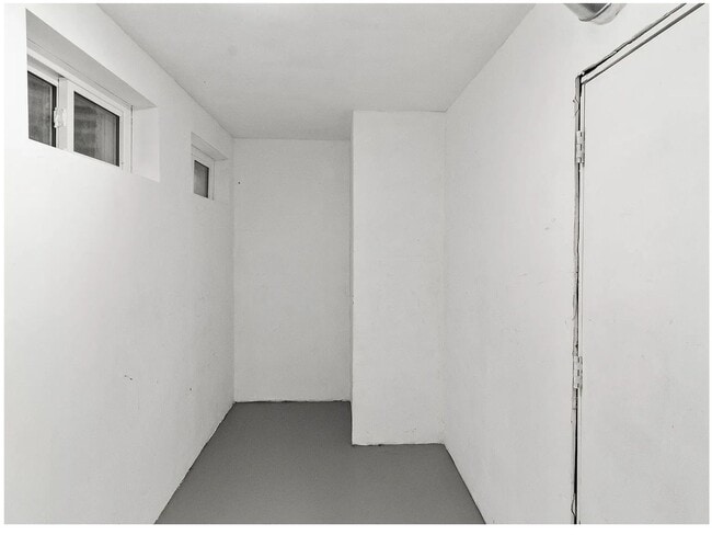 Building Photo - Olympus Cove Home Tucked In to the Benches...