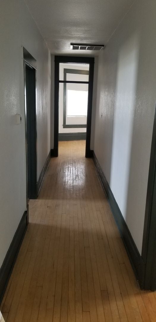 Building Photo - 2 bed, 1 bath apartment