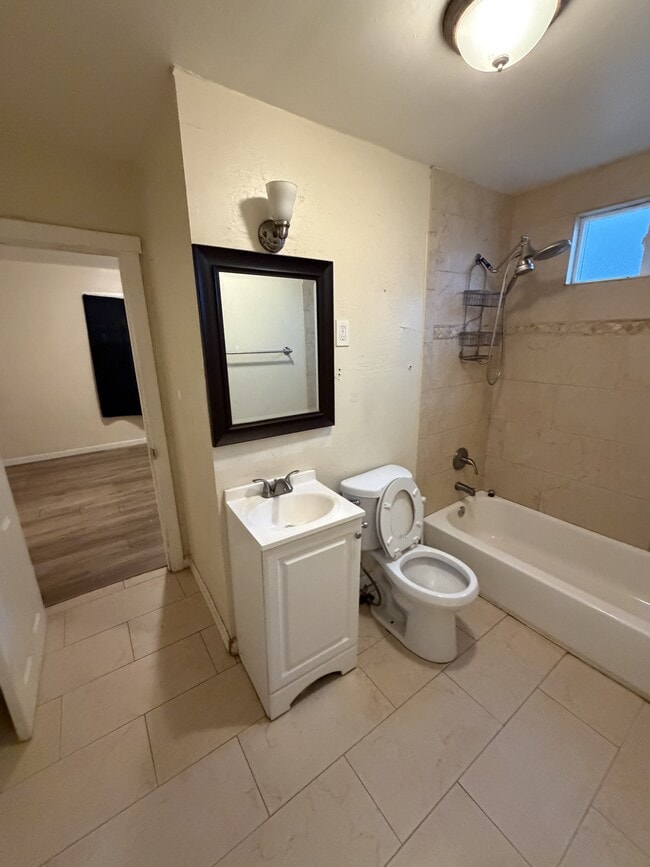 Building Photo - 1906 N Giddings St