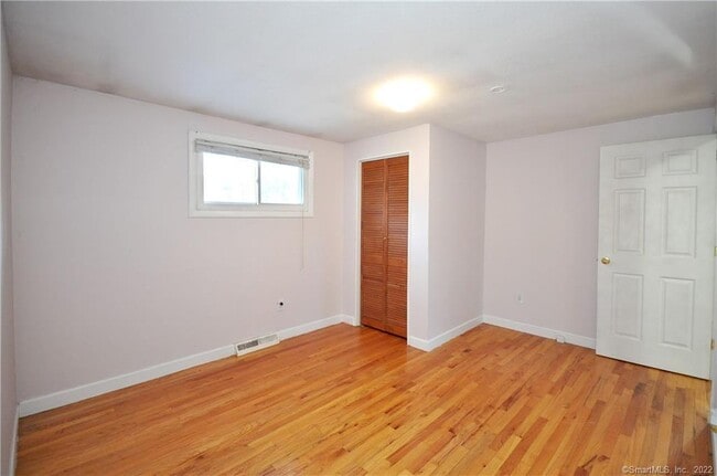 Building Photo - 44 Simsbury Manor Dr