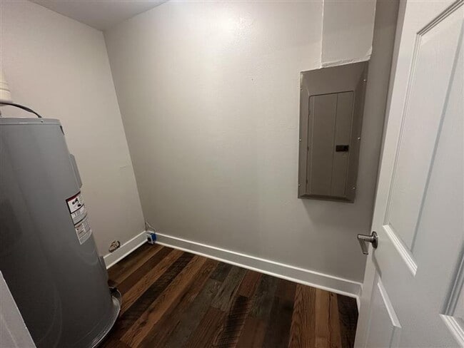 Building Photo - 2533 Chelsea Dr