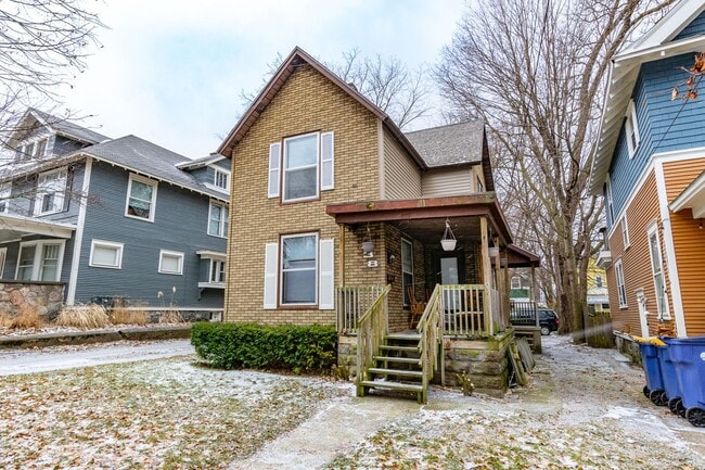Building Photo - Three Bedroom on the NE Side of GR!