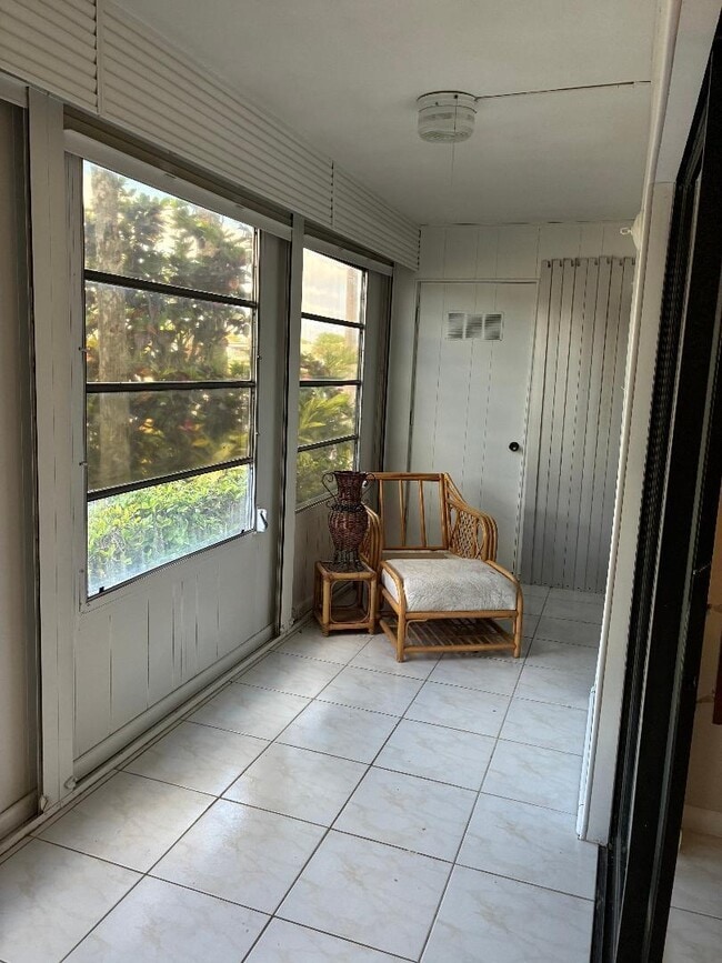 Building Photo - 98 Capri B