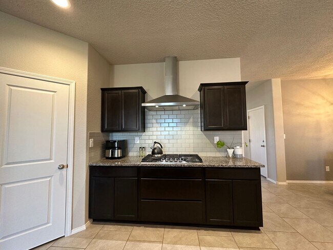 Building Photo - Beautiful Spacious Home!! Don't miss this ...