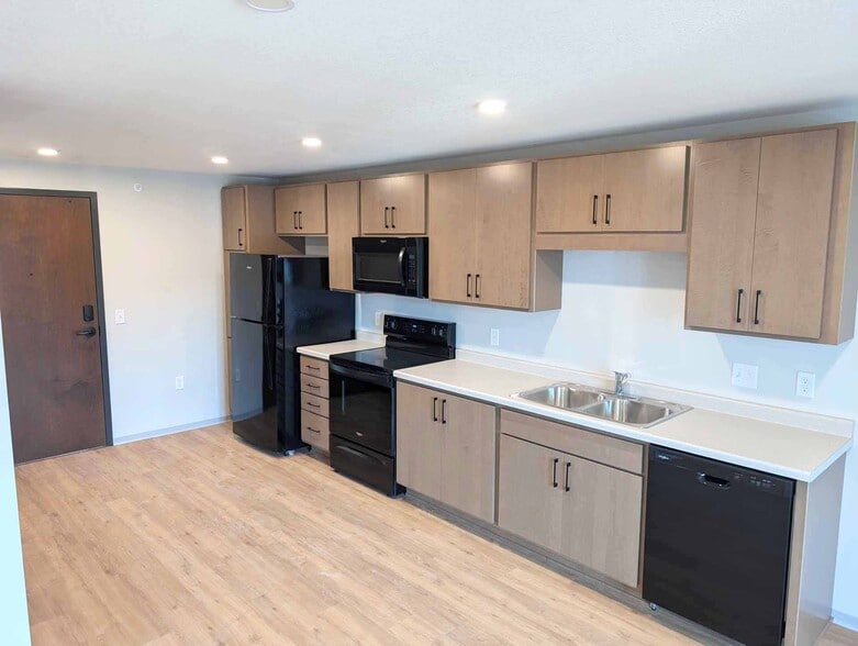Primary Photo - Lakefield Apartments