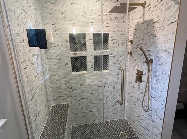 Building Photo - 613 62nd Ave N