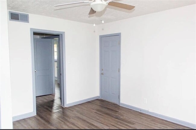 Building Photo - 2418 Crestview Ave