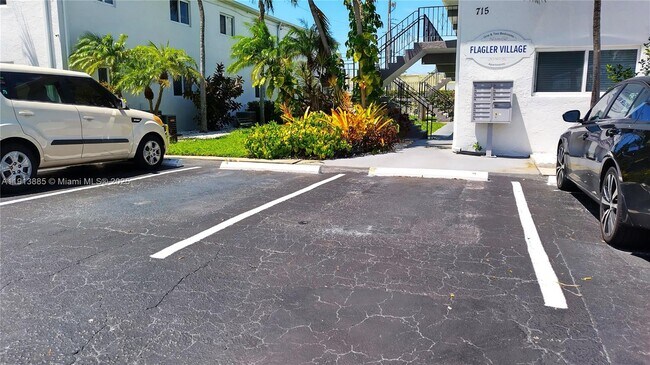 Building Photo - 715 NE 2nd Ave