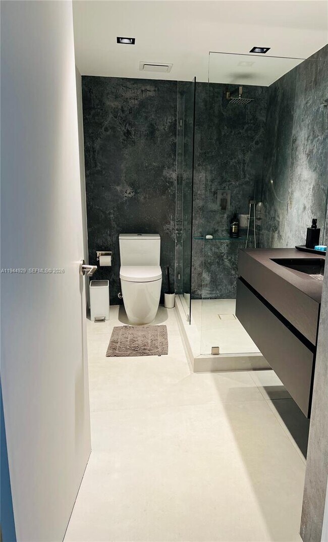 Building Photo - 900 Bay Dr