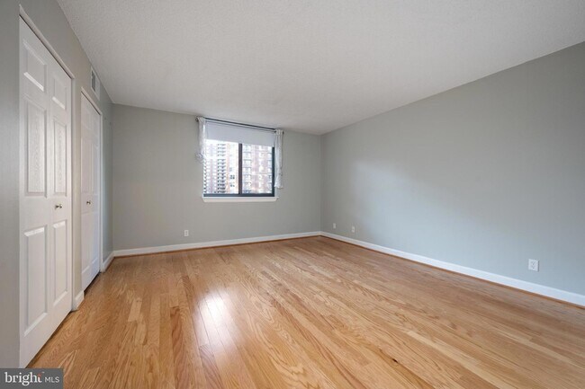 Building Photo - 3800 Fairfax Dr